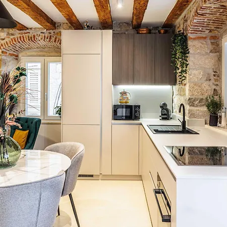 Apartment New, Modern Evala