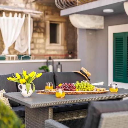 New, Modern Evala Apartment *